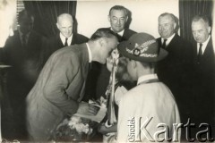 1966-1970, Buenos Aires, Argentyna.
Prezydent Argentyny generał Juan Carlos Ongania dziękuje dzieciom za ksiągę pamiątkową. Stoją J. Zawisza, Z. Kulpiński, Z. Grzeszczak i Florkowski.
Fot. NN, zespół nr 19 