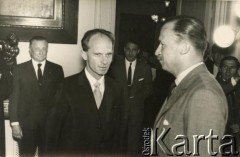 1966-1970, Buenos Aires, Argentyna.
Prezydent Argentyny generał Juan Carlos Ongania z prezesem Związku Polakó w Argentynie Tadeuszem Słodykiem. W głębi stoi inż. Jezierski.
Fot. NN, zespół nr 19 