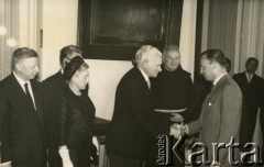 1966-1970, Buenos Aires, Argentyna.
Prezydent Argentyny generał Juan Carlos Onganía dziękuje dzieciom za ksiągę pamiątkową. Stoją J. Zawisza, Z. Kulpiński, Z. Grzeszczak i Florkowski
Fot. NN, zespół nr 19 