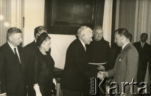 1966-1970, Buenos Aires, Argentyna.
Prezydent Argentyny generał Juan Carlos Onganía dziękuje dzieciom za ksiągę pamiątkową. Stoją J. Zawisza, Z. Kulpiński, Z. Grzeszczak i Florkowski
Fot. NN, zespół nr 19 