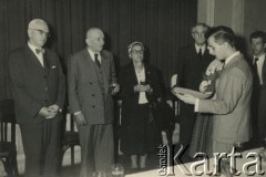 Po 1945, Argentyna.
Jubileusz 40-lecia pracy społecznej Stanisław Czyżewskiego. Na zdjęciu jubilat z żoną i współpracownikami.
Fot. NN, zespół nr 19 