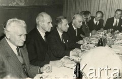 Lata 30., La Plata, Argentyna.
Przyjęcie burmistrza doktora Michała Szelągowskiego. Wśród uczestników Stanisław Pyzik, prezes Związku Zawisza, Michał Szelągowski, Korwin Piotrowski, p. Nowiński.
Fot. NN, zespół nr 19 