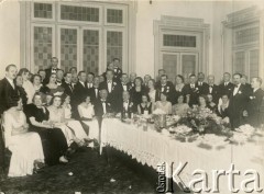 1933, Buenos Aires, Argentyna.
Przyjęcie wydane na cześć marszałka Sejmu RP Władysława Raczkiewicza. Wśród gości: Władysław Raczkiewicz (siedzi 7. od lewej), poseł Władysław Mazurkiewicz (8. od lewej, przy W. Raczkiewiczu) z żoną (siedzi 9. od lewej), p. Nowińska, p. Szmeykowa, Stanisław Kowalewski, p. Bernstein z żoną, Władysław Szulc Sulk, p. Ciapciak, p. Jahilnicki z żoną, Marcin Raduj, Juliusz Nowiński (stoi między W. Raczkiewiczem i W. Mazurkiewiczem), Stanisław Pyzik (stoi nad W. Mazurkiewiczem), Franciszek Marus z żoną, p. Iwaszkiewicz, p. Feld (Stowarzyszenie Żydów), konsul Karol Kraczkiewicz (w okularach), Eugeniusz  Bączkowski, p. Szyc, p. Wesołowski, Rudolf Friedenberg, p. Lalewiczowa.
Fot. NN, zbiory Biblioteki Polskiej im. Ignacego Domeyki w Buenos Aires (Biblioteca Polaca Ignacio Domeyko)