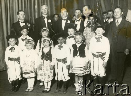 1933, Dock Sud, prowincja Buenos Aires, Argentyna.
Marszałek Sejmu RP Władysław Raczkiewicz (stoi 2. z lewej) z dziecięcym zespołem tanecznym. Wśród uczestników spotkania również: poseł Władysław Mazurkiewicz (stoi 3. z lewej), prezes Związku Polaków w Argentynie Franciszek Marus (stoi 1. z lewej), Juliusz Nowiński z Banco Polaco (stoi 5. z lewej). 
Fot. NN, zbiory Biblioteki Polskiej im. Ignacego Domeyki w Buenos Aires (Biblioteca Polaca Ignacio Domeyko)