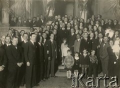 Listopad 1933, Buenos Aires, Argentyna.
Marszałek Sejmu RP Władysław Raczkiewicz przed Domem Polskim (ul. San Jose). Towarzyszą mu m.in. poseł Władysław Mazurkiewicz, prezes Związku Polaków w Argentynie Franciszek Marus, Juliusz Nowiński z Banco Polaco, Stanisław Pyzik.
Fot. NN, zbiory Biblioteki Polskiej im. Ignacego Domeyki w Buenos Aires (Biblioteca Polaca Ignacio Domeyko)