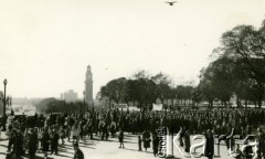 1956, Buenos Aires, Argentyna
Demonstracja argentyńskiej Polonii zorganizowana w odpowiedzi na wydarzenia związane z  Poznańskim Czerwcem 1956. 
Fot. Alvi, zbiory Biblioteki Polskiej im. Ignacego Domeyki w Buenos Aires (Biblioteca Polaca Ignacio Domeyko)
