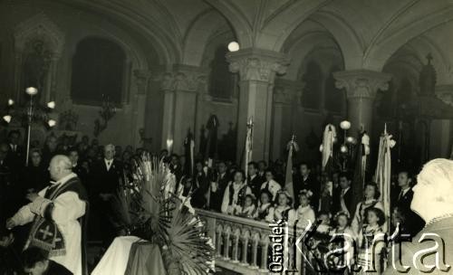 1956, Buenos Aires, Argentyna
Msza święta z udziałem argentyńskiej Polonii zorganizowana po wydarzeniach związane z  Poznańskim Czerwcem 1956. 
Fot. Alvi, zbiory Biblioteki Polskiej im. Ignacego Domeyki w Buenos Aires (Biblioteca Polaca Ignacio Domeyko)
