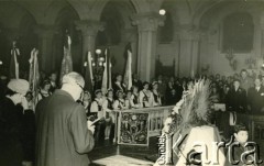 1956, Buenos Aires, Argentyna
Msza święta z udziałem argentyńskiej Polonii zorganizowana po wydarzeniach związane z  Poznańskim Czerwcem 1956. 
Fot. Alvi, zbiory Biblioteki Polskiej im. Ignacego Domeyki w Buenos Aires (Biblioteca Polaca Ignacio Domeyko)
