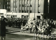 1956, Buenos Aires, Argentyna
Demonstracja argentyńskiej Polonii zorganizowana w odpowiedzi na wydarzenia związane z  Poznańskim Czerwcem 1956. 
Fot. Alvi, zbiory Biblioteki Polskiej im. Ignacego Domeyki w Buenos Aires (Biblioteca Polaca Ignacio Domeyko)
