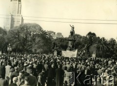 1956, Buenos Aires, Argentyna
Demonstracja argentyńskiej Polonii zorganizowana w odpowiedzi na wydarzenia związane z  Poznańskim Czerwcem 1956. 
Fot. Alvi, zbiory Biblioteki Polskiej im. Ignacego Domeyki w Buenos Aires (Biblioteca Polaca Ignacio Domeyko)
