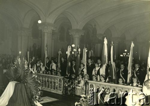 1956, Buenos Aires, Argentyna
Msza święta z udziałem argentyńskiej Polonii zorganizowana po wydarzeniach związane z  Poznańskim Czerwcem 1956. 
Fot. Alvi, zbiory Biblioteki Polskiej im. Ignacego Domeyki w Buenos Aires (Biblioteca Polaca Ignacio Domeyko)
