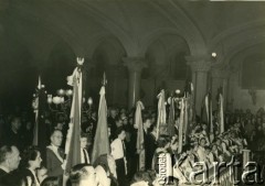 1956, Buenos Aires, Argentyna
Msza święta z udziałem argentyńskiej Polonii zorganizowana po wydarzeniach związane z  Poznańskim Czerwcem 1956. 
Fot. Alvi, zbiory Biblioteki Polskiej im. Ignacego Domeyki w Buenos Aires (Biblioteca Polaca Ignacio Domeyko)
