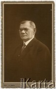 1930, Argentyna
Michał Szelagowski - (1853-1936) z zawodu krawiec, urodził się w Gnieźnie, do Argentyny przybył w 1878 roku. Osiedlił się w La Placie, działał w Komitecie Pomocy dla Emigrantów. Dzięki jego wstawiennictwu gubernator prowincji Misiones pozwolił w 1897 roku na osiedlenie się 456 polskich emigrantów w Misiones
Fot. NN, zespół nr 19 