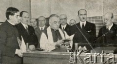 1938, Buenos Aires, Argentyna.
Poświęcenie lokalu nowo otwartego Banku P.K.O Banco Polaco przez biskupa Roca w obecności prezesa Banku Eugeniusza Bączkowskiego (2. z lewej) oraz wiceprezesa Juliusza Nowińskiego.
Fot. NN, zbiory Biblioteki Polskiej im. Ignacego Domeyki w Buenos Aires (Biblioteca Polaca Ignacio Domeyko)