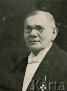 1930, Argentyna. 
Michał Szelągowski (1853-1936) – działacz polonijny, współzałożyciel w 1890 roku pierwszej polskiej organizacji w Argentynie – Towarzystwa Polskiego w Buenos Aires. Przybył do Argentyny w 1878, osiedlił się w La Placie, gdzie działał w Komitecie Pomocy Emigrantom. Dzięki jego znajomości z gubernatorem Juanem Lanusse do prowincji Misiones trafili pierwsi osadnicy z ziem polskich. 
Fot. NN, zbiory Biblioteki Polskiej im. Ignacego Domeyki w Buenos Aires (Biblioteca Polaca Ignacio Domeyko)  
