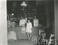 1928, prowincja Misiones, Argentyna.
W sklepie.
Fot. Stanisław Pyzik, zbiory Biblioteki Polskiej im. Ignacego Domeyki w Buenos Aires (Biblioteca Polaca Ignacio Domeyko)