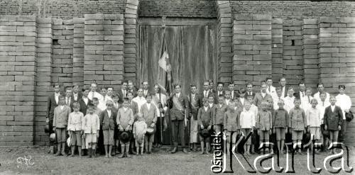1928, Azara, Misiones, Argentyna
Grupa młodzieży przed kościołem
Fot. Stanisław Pyzik, Biblioteka Polska im. Ignacego Domeyki