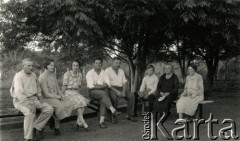 1928, Corpus Cristi, Misiones, Argentyna
Rodziny Ignacego Dąbrowskiego  (1. z prawej, właściciel platacji yerba mate i browaru w Posadas) i Ksawerego Rybińskiego. 
Fot. Stanisław Pyzik, Biblioteka Polska im. Ignacego Domeyki