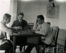 1928, Misiones, Argentyna
Rozgrywka szachowa. W głębi na ścianie przedrozbiorowa mapa Polski.
Fot. Stanisław Pyzik, Biblioteka Polska im. Ignacego Domeyki