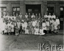 1928, Azara, Misiones, Argentyna
Dziewczęta przed ochronką.
Fot. Stanisław Pyzik, Biblioteka Polska im. Ignacego Domeyki