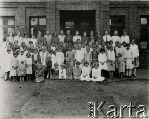 1928, Azara, Misiones, Argentyna
Dziewczęta przed ochronką.
Fot. Stanisław Pyzik, Biblioteka Polska im. Ignacego Domeyki