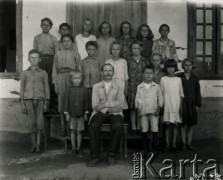 1928, Corpus Cristi, Misiones, Argentyna
Nauczyciel z dziećmi w polskiej szkółce
Fot. Stanisław Pyzik, Biblioteka Polska im. Ignacego Domeyki
