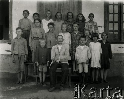 1928, Corpus Cristi, Misiones, Argentyna
Nauczyciel z dziećmi w polskiej szkółce
Fot. Stanisław Pyzik, Biblioteka Polska im. Ignacego Domeyki