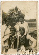 Lata 30., Gobernador Lanusse, Misiones, Argentyna.
Dziewczynki w polskich strojach ludowych - po lewej na górze Irena Oblamska.
Fot. NN, zbiory Biblioteki Polskiej im. Ignacego Domeyki w Buenos Aires (Biblioteca Polaca Ignacio Domeyko)