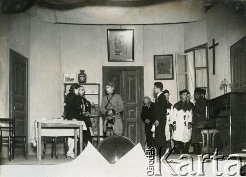 Brak daty, Argentyna.
Przedstawienie wystawiane przez Polaków. Na scenie m.in. 
Figurski, Berstan, Kalinowski.
Fot. NN, zbiory Biblioteki Polskiej im. Ignacego Domeyki w Buenos Aires (Biblioteca Polaca Ignacio Domeyko)