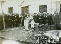 1930, Berisso, Argentyna.
Otwarcie Domu Polskiego. Uczestnicy uroczystości przed Domem Polskim, wśród nich poseł polski w Buenos Aires Władysław Mazurkiewicz, działacz emigracyjny Michał Pankiewicz, działacze emigracyjni - Ignacy Bernstein-Beretyński oraz Michał Szelągowski.
Fot. NN, zbiory Biblioteki Polskiej im. Ignacego Domeyki w Buenos Aires (Biblioteca Polaca Ignacio Domeyko)