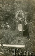18.07.1932, Nałęczów, Polska.
Janina Zielonkowna przy grobie Antoniny Zielonowej.
Fot. NN, zbiory Biblioteki Polskiej im. Ignacego Domeyki w Buenos Aires (Biblioteca Polaca Ignacio Domeyko)