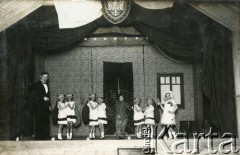 Brak daty, Berisso, Argentyna.
Przedstawienie wystawiane przez Kółko Artystyczne. 
Fot. NN, zbiory Biblioteki Polskiej im. Ignacego Domeyki w Buenos Aires (Biblioteca Polaca Ignacio Domeyko)