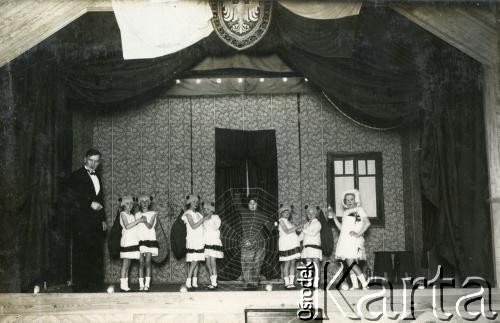 Brak daty, Berisso, Argentyna.
Przedstawienie wystawiane przez Kółko Artystyczne. 
Fot. NN, zbiory Biblioteki Polskiej im. Ignacego Domeyki w Buenos Aires (Biblioteca Polaca Ignacio Domeyko)