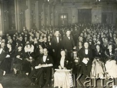 Lata 20. Argentyna.
Uroczystość z udziałem posła RP Władysława Mazurkiewicza (siedzi z przodu).
Fot. NN, zbiory Biblioteki Polskiej im. Ignacego Domeyki w Buenos Aires (Biblioteca Polaca Ignacio Domeyko)