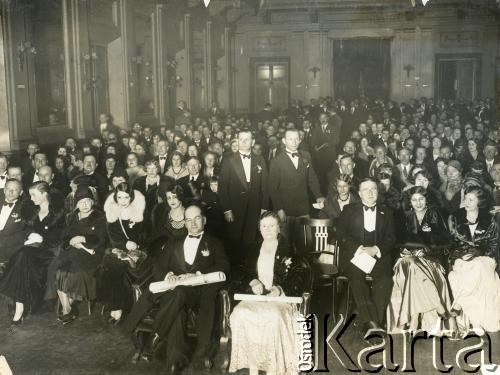 Lata 20. Argentyna.
Uroczystość z udziałem posła RP Władysława Mazurkiewicza (siedzi z przodu).
Fot. NN, zbiory Biblioteki Polskiej im. Ignacego Domeyki w Buenos Aires (Biblioteca Polaca Ignacio Domeyko)