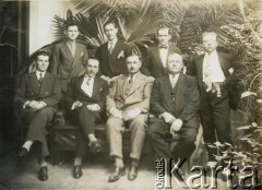 1930, Argentyna.
Zarząd Towarzystwa Wzajemnej Samopomocy. 1. od prawej siedzi Jan Musiel.
Fot. NN, zbiory Biblioteki Polskiej im. Ignacego Domeyki w Buenos Aires (Biblioteca Polaca Ignacio Domeyko)