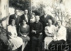 1930, Argentyna.
Członkowie Towarzystwa Wzajemnej Samopomocy z żonami. 1. z prawej stoi Jan Musiel.
Fot. NN, zbiory Biblioteki Polskiej im. Ignacego Domeyki w Buenos Aires (Biblioteca Polaca Ignacio Domeyko)