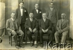 1930, Argentyna.
Zarząd Towarzystwa Wzajemnej Samopomocy. 2. od prawej siedzi Jan Musiel.
Fot. NN, zbiory Biblioteki Polskiej im. Ignacego Domeyki w Buenos Aires (Biblioteca Polaca Ignacio Domeyko)