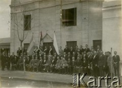 Lata 30., Berisso, Argentyna.
Polacy przed Domem Polskim.
Fot. NN, zbiory Biblioteki Polskiej im. Ignacego Domeyki w Buenos Aires (Biblioteca Polaca Ignacio Domeyko)