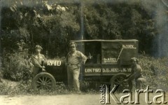 Brak daty, Argentyna.
Uczestnicy rajdu fordem z Buenos Aires do Nowego Yorku. 
Fot. NN, zbiory Biblioteki Polskiej im. Ignacego Domeyki w Buenos Aires (Biblioteca Polaca Ignacio Domeyko)