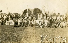 Brak daty,  Argentyna.
Polscy osadnicy w czasie uroczystości religijnej.
Fot. NN, zbiory Biblioteki Polskiej im. Ignacego Domeyki w Buenos Aires (Biblioteca Polaca Ignacio Domeyko)