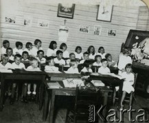 Lata 30., Argentyna.
Dzieci w szkole polskiej.
Fot. NN, zbiory Biblioteki Polskiej im. Ignacego Domeyki w Buenos Aires (Biblioteca Polaca Ignacio Domeyko)