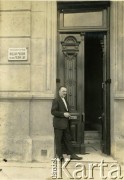 Brak daty, Argentyna.
Mężczyzna przed siedzibą Towarzystwa Wolna Polska.
Fot. NN, zbiory Biblioteki Polskiej im. Ignacego Domeyki w Buenos Aires (Biblioteca Polaca Ignacio Domeyko)