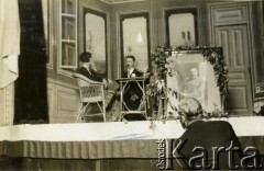 Brak daty, Argentyna.
Przedstawienie wystawiane przez Polaków. Na scenie portret Józefa Piłsudskiego.
Fot. NN, zbiory Biblioteki Polskiej im. Ignacego Domeyki w Buenos Aires (Biblioteca Polaca Ignacio Domeyko)