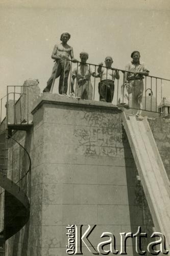 1951, Buenos Aires, Argentyna
Prace remontowe w budynku przy ul. J. Borges 2076, siedziby Domu Polskiego (Casa Polaca). Inżynier Dziewurski z kierownikami budowy.
Fot. NN, zbiory Biblioteki Polskiej im. Ignacego Domeyki w Buenos Aires (Biblioteca Polaca Ignacio Domeyko)