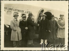 1938, Argentyna.
Powitanie dyrektora PLL LOT Wacława Makowskiego - w samolocie Lockheed L-14 Super Electra pokonał trasę Los Angeles-Ameryka Środkowa-Ameryka Południowa-Atlantyk-Afryka-Rzym.
Fot. NN, zbiory Biblioteki Polskiej im. Ignacego Domeyki (Biblioteca Polaca Ignacio Domeyko)