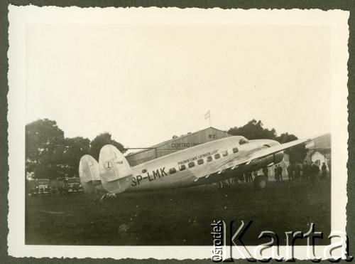1938, Argentyna.
Samolot Lockheed L-14 Super Electra, na pokładzie którego dyrektor PLL LOT Wacław Makowski pokonał trasę Los Angeles-Ameryka Środkowa-Ameryka Południowa-Atlantyk-Afryka-Rzym.
Fot. NN, zbiory Biblioteki Polskiej im. Ignacego Domeyki (Biblioteca Polaca Ignacio Domeyko)