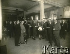 lata 30., Buenos Aires, Argentyna.
Banco Polaco Polska Kasa Opieki (argentyńska filia Banku PKO). Przy okienku kasowym poseł RP w Buenos Aires Władysław Mazurkiewicz.
Fot. NN, zbiory Biblioteki Polskiej im. Ignacego Domeyki w Buenos Aires