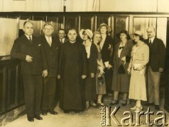 lata 30., Buenos Aires, Argentyna.
Działacze polonijni z żonami: (od lewej) radca Michał Pankiewicz, Michał Szelągowski, NN, ks. Władysław Reinke-Zakrzewski, Pani Nowińska (żona dyrektora Banco Polaco), Pani Romanow, Pani Szmeykowa, Pani Zalewiczowa, Pani Bączkowska, pierwszy dyrektor Banko Polaco PKO Eugeniusz Bączkowski.
Fot. NN, zbiory Biblioteki Polskiej im. Ignacego Domeyki w Buenos Aires