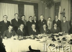 lata 30., Buenos Aires, Argentyna.
Spotkanie działaczy polonijnych. Wśród uczestników m.in. Juliusz Nowiński (stoi 2. od lewej) i Stanisław Pyzik (stoi 3. od lewej).
Fot. NN, zbiory Biblioteki Polskiej im. Ignacego Domeyki w Buenos Aires